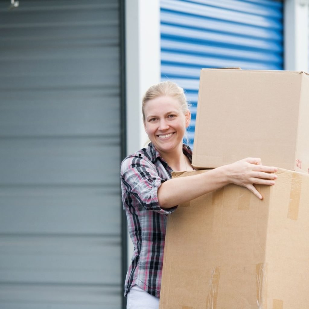 Mulher segurando caixa em frente espaço para guardar coisas