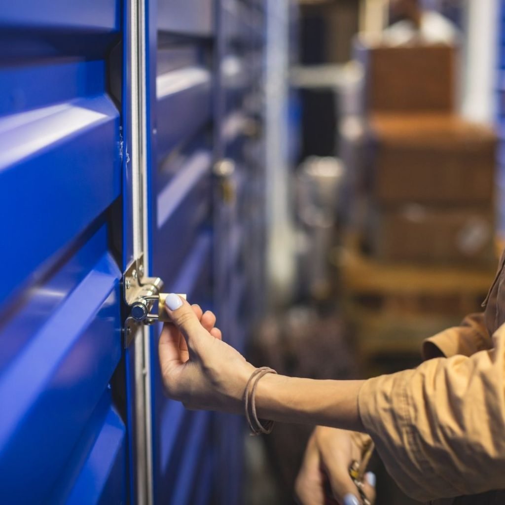 Mão abrindo espaço para guardar as coisas